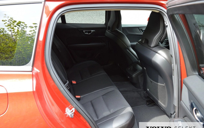 Volvo V60 cena 109900 przebieg: 129400, rok produkcji 2019 z Poznań małe 326